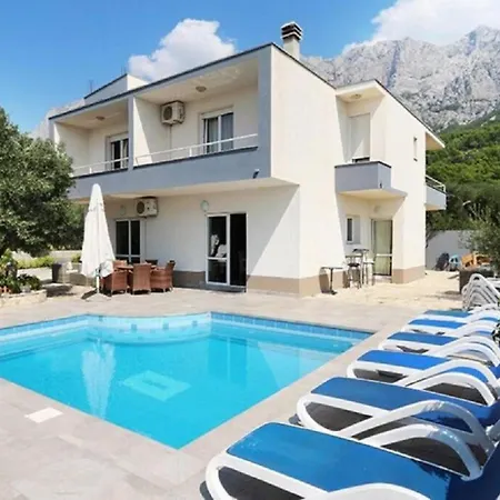 Sandra - With Pool